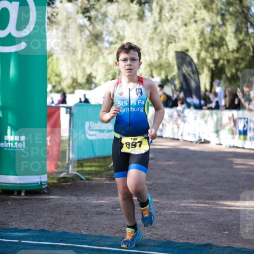 06.09.2026 - 20. Norderstedt Triathlon H.Heesch http://msf.ph/oto/10199328 06.09.2026 09:48:25 Ziel 696, 697 meine-sportfotos.de