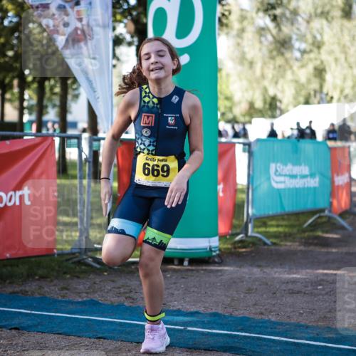 06.09.2026 - 20. Norderstedt Triathlon H.Heesch http://msf.ph/oto/10199430 06.09.2026 09:48:42 Ziel 628, 668, 669 meine-sportfotos.de