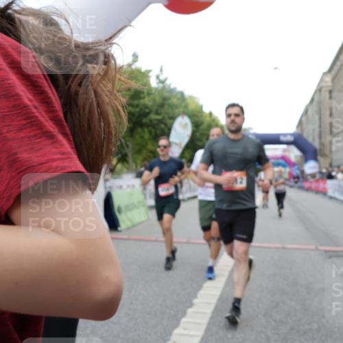 06.09.2026 - CURREX Alsterlauf Yannick Fuchs http://msf.ph/oto/10199681 06.09.2026 10:07:35 Ziel 2176, 2524, 3012, 3419, 3566, 3927, 4208, 4561, 4901, 5261, 5396, 5633, 5634, 6147, 6265 meine-sportfotos.de