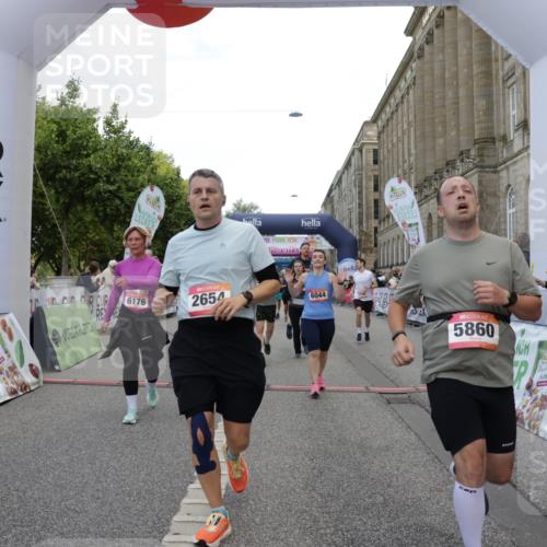 06.09.2026 - CURREX Alsterlauf Yannick Fuchs http://msf.ph/oto/10199962 06.09.2026 10:07:52 Ziel 1316, 2123, 2387, 2654, 2933, 3092, 3296, 3576, 3705, 3706, 3722, 3723, 3757, 3758, 3915, 3916, 3932, 4419, 4473, 5324, 5338, 5587, 5588, 5791, 5860, 6044, 6176, 6223, 6382 meine-sportfotos.de