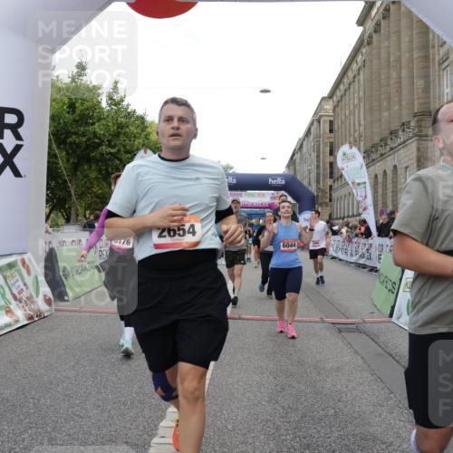 06.09.2026 - CURREX Alsterlauf Yannick Fuchs http://msf.ph/oto/10199967 06.09.2026 10:07:52 Ziel 1316, 2123, 2387, 2654, 2933, 3092, 3296, 3576, 3705, 3706, 3722, 3723, 3757, 3758, 3915, 3916, 3932, 4419, 4473, 5324, 5338, 5587, 5588, 5791, 5860, 6044, 6176, 6223, 6382 meine-sportfotos.de