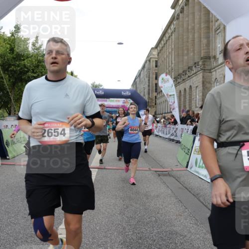 06.09.2026 - CURREX Alsterlauf Yannick Fuchs http://msf.ph/oto/10199973 06.09.2026 10:07:52 Ziel 1316, 2123, 2387, 2654, 2933, 3092, 3296, 3576, 3705, 3706, 3722, 3723, 3757, 3758, 3915, 3916, 3932, 4419, 4473, 5324, 5338, 5587, 5588, 5791, 5860, 6044, 6176, 6223, 6382 meine-sportfotos.de