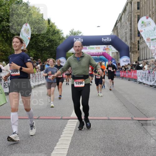 06.09.2026 - CURREX Alsterlauf Yannick Fuchs http://msf.ph/oto/10200391 06.09.2026 10:08:03 Ziel 3296, 3298, 3666, 3757, 3758, 3915, 3916, 3932, 4159, 4841, 5049, 5256, 5290, 5324, 5597, 6168, 6361, 6395 meine-sportfotos.de