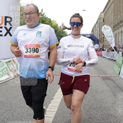 06.09.2026 - CURREX Alsterlauf Yannick Fuchs http://msf.ph/oto/10202620 06.09.2026 10:08:28 Ziel 2035, 2080, 2105, 2155, 2440, 2504, 3093, 3390, 4146, 4247, 4399, 4447, 4476, 5030, 5342, 5502, 5582, 5854, 6230, 6473, 8045, 8297 meine-sportfotos.de