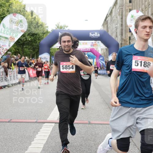 06.09.2026 - CURREX Alsterlauf Yannick Fuchs http://msf.ph/oto/10203083 06.09.2026 10:08:33 Ziel 2035, 2080, 2105, 2491, 3082, 3093, 3390, 3888, 3889, 4476, 4651, 5030, 5140, 5854, 6230 meine-sportfotos.de