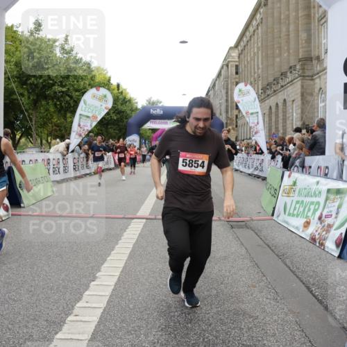 06.09.2026 - CURREX Alsterlauf Yannick Fuchs http://msf.ph/oto/10203209 06.09.2026 10:08:33 Ziel 2035, 2080, 2105, 2491, 3082, 3093, 3390, 3888, 3889, 4476, 4651, 5030, 5140, 5854, 6230 meine-sportfotos.de