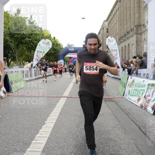 06.09.2026 - CURREX Alsterlauf Yannick Fuchs http://msf.ph/oto/10203254 06.09.2026 10:08:33 Ziel 2035, 2080, 2105, 2491, 3082, 3093, 3390, 3888, 3889, 4476, 4651, 5030, 5140, 5854, 6230 meine-sportfotos.de