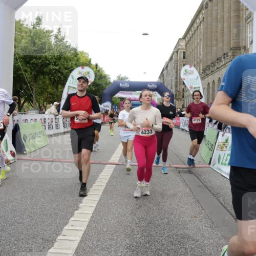 06.09.2026 - CURREX Alsterlauf Yannick Fuchs http://msf.ph/oto/10204421 06.09.2026 10:08:46 Ziel 2374, 2450, 2487, 2580, 3086, 3400, 3482, 3540, 3811, 3812, 3836, 4115, 4129, 4185, 4233, 4746, 5130, 5233, 5319, 5367, 5550, 5985, 8089 meine-sportfotos.de