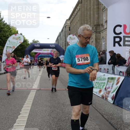 06.09.2026 - CURREX Alsterlauf Yannick Fuchs http://msf.ph/oto/10207819 06.09.2026 10:09:08 Ziel 2519, 2679, 2681, 3241, 3637, 4021, 5007, 5113, 5132, 5798, 5942, 6116, 6296, 6340, 6460, 6487, 8055 meine-sportfotos.de