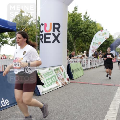 06.09.2026 - CURREX Alsterlauf Yannick Fuchs http://msf.ph/oto/10208324 06.09.2026 10:09:11 Ziel 2519, 2679, 2681, 3241, 3637, 4021, 5007, 5084, 5113, 5132, 5171, 5758, 5794, 5798, 5913, 5942, 6263, 6296, 6340, 6460, 6487 meine-sportfotos.de