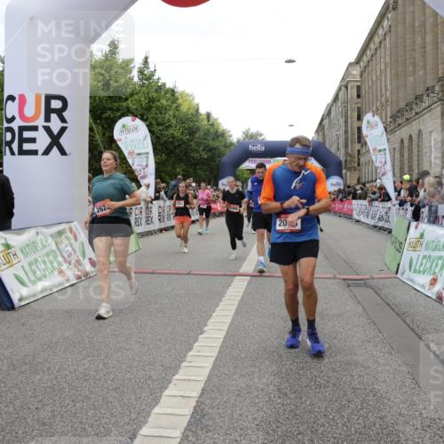 06.09.2026 - CURREX Alsterlauf Yannick Fuchs http://msf.ph/oto/10212991 06.09.2026 10:09:46 Ziel 2064, 2078, 2622, 3785, 3787, 4713, 4784, 5199, 5357, 5835, 5836, 5851, 6466 meine-sportfotos.de