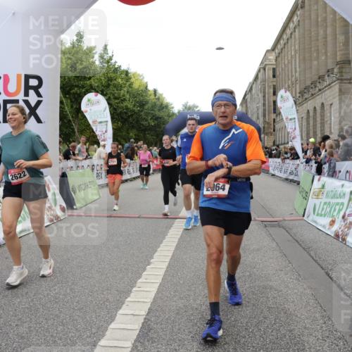 06.09.2026 - CURREX Alsterlauf Yannick Fuchs http://msf.ph/oto/10213024 06.09.2026 10:09:47 Ziel 2064, 2078, 2622, 3785, 3787, 4713, 4784, 5199, 5357, 5835, 5836, 5851, 6410, 6466 meine-sportfotos.de