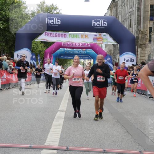 06.09.2026 - CURREX Alsterlauf Yannick Fuchs http://msf.ph/oto/10213756 06.09.2026 10:10:05 Ziel 2057, 2607, 2634, 3163, 3213, 3277, 3283, 4242, 4244, 4248, 4252, 4507, 5733 meine-sportfotos.de