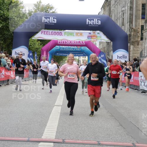 06.09.2026 - CURREX Alsterlauf Yannick Fuchs http://msf.ph/oto/10213764 06.09.2026 10:10:05 Ziel 2057, 2607, 2634, 3163, 3213, 3277, 3283, 4242, 4244, 4248, 4252, 4507, 5733 meine-sportfotos.de