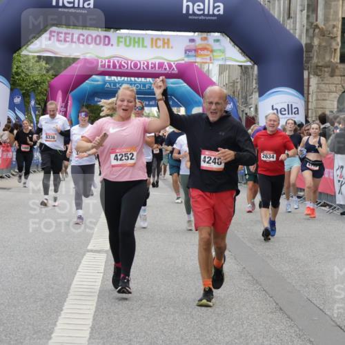06.09.2026 - CURREX Alsterlauf Yannick Fuchs http://msf.ph/oto/10213785 06.09.2026 10:10:06 Ziel 2057, 2607, 2634, 3163, 3213, 3277, 3283, 4242, 4244, 4248, 4252, 4507, 6354, 8072, 8115 meine-sportfotos.de