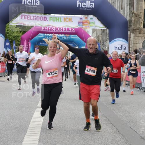 06.09.2026 - CURREX Alsterlauf Yannick Fuchs http://msf.ph/oto/10213796 06.09.2026 10:10:06 Ziel 2057, 2607, 2634, 3163, 3213, 3277, 3283, 4242, 4244, 4248, 4252, 4507, 6354, 8072, 8115 meine-sportfotos.de