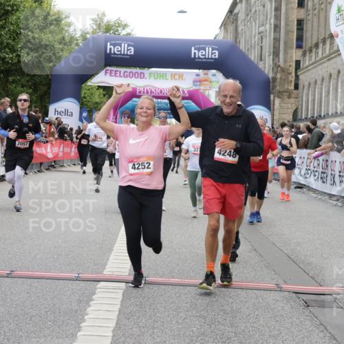 06.09.2026 - CURREX Alsterlauf Yannick Fuchs http://msf.ph/oto/10213866 06.09.2026 10:10:07 Ziel 2057, 2607, 2634, 3213, 3277, 3283, 4242, 4244, 4248, 4252, 4507, 6338, 6354, 8072, 8115, 8149 meine-sportfotos.de