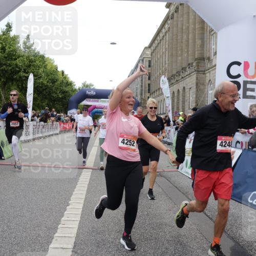 06.09.2026 - CURREX Alsterlauf Yannick Fuchs http://msf.ph/oto/10213962 06.09.2026 10:10:09 Ziel 2057, 2607, 2634, 3213, 3277, 3283, 4195, 4246, 4248, 4252, 4507, 4710, 6338, 6354, 8072, 8115, 8149, 8241 meine-sportfotos.de