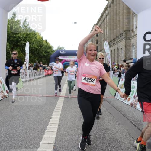 06.09.2026 - CURREX Alsterlauf Yannick Fuchs http://msf.ph/oto/10213973 06.09.2026 10:10:09 Ziel 2057, 2607, 2634, 3213, 3277, 3283, 4195, 4246, 4248, 4252, 4507, 4710, 6338, 6354, 8072, 8115, 8149, 8241 meine-sportfotos.de