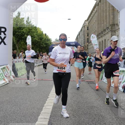 06.09.2026 - CURREX Alsterlauf Yannick Fuchs http://msf.ph/oto/10214081 06.09.2026 10:10:12 Ziel 2057, 2607, 2634, 2747, 3277, 3283, 4195, 4246, 4248, 4252, 4710, 5008, 6338, 6354, 8072, 8115, 8149, 8241 meine-sportfotos.de