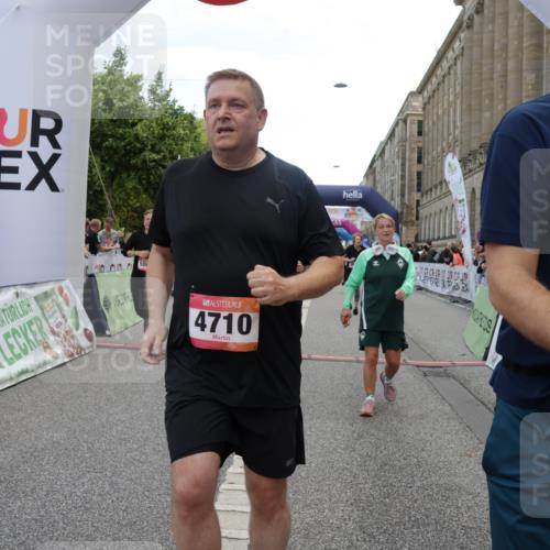 06.09.2026 - CURREX Alsterlauf Yannick Fuchs http://msf.ph/oto/10214170 06.09.2026 10:10:15 Ziel 2057, 2607, 2634, 2747, 3277, 3283, 4166, 4195, 4246, 4710, 4775, 4984, 5008, 5558, 6338, 6354, 8034, 8072, 8115, 8149, 8241 meine-sportfotos.de