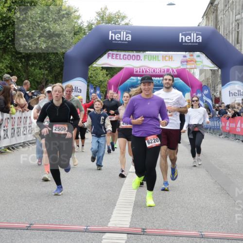 06.09.2026 - CURREX Alsterlauf Yannick Fuchs http://msf.ph/oto/10215078 06.09.2026 10:10:38 Ziel 2509, 2670, 2674, 3077, 3127, 3278, 3426, 3649, 3930, 4066, 4167, 4959, 5356, 6220, 6351 meine-sportfotos.de