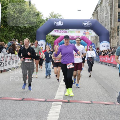 06.09.2026 - CURREX Alsterlauf Yannick Fuchs http://msf.ph/oto/10215108 06.09.2026 10:10:38 Ziel 2509, 2670, 2674, 3077, 3127, 3278, 3426, 3649, 3930, 4066, 4167, 4959, 5356, 6220, 6351 meine-sportfotos.de
