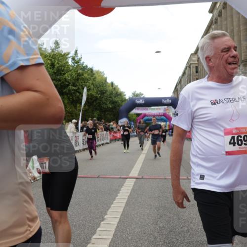 06.09.2026 - CURREX Alsterlauf Yannick Fuchs http://msf.ph/oto/10215487 06.09.2026 10:10:48 Ziel 2058, 2365, 2589, 2734, 3345, 3348, 3649, 3840, 3930, 4077, 4167, 4211, 4238, 4697, 4959, 6434 meine-sportfotos.de