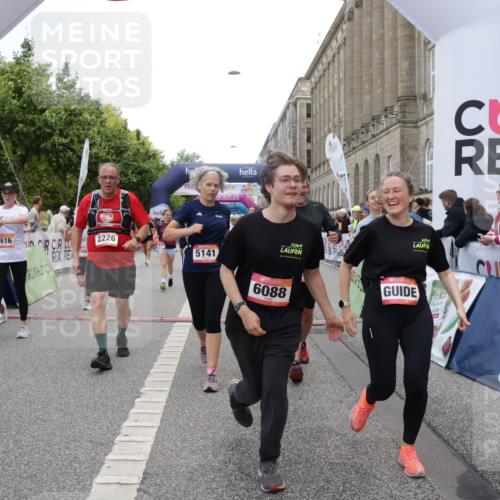 06.09.2026 - CURREX Alsterlauf Yannick Fuchs http://msf.ph/oto/10215698 06.09.2026 10:10:55 Ziel 2226, 2312, 2365, 2417, 2427, 2552, 2566, 2616, 2732, 2734, 2982, 3348, 3685, 3687, 3840, 3995, 5141, 5142, 5898, 6088, 6434 meine-sportfotos.de