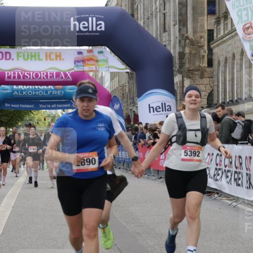 06.09.2026 - CURREX Alsterlauf Yannick Fuchs http://msf.ph/oto/10217005 06.09.2026 10:11:12 Ziel 2324, 2889, 2890, 4409, 5268, 5327, 5351, 5392, 5393, 5496, 5498, 5499, 5500, 5532, 5818, 5888, 6100 meine-sportfotos.de