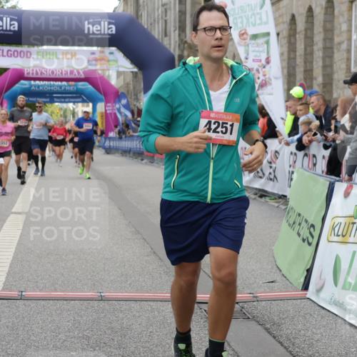 06.09.2026 - CURREX Alsterlauf Yannick Fuchs http://msf.ph/oto/10219067 06.09.2026 10:11:22 Ziel 2352, 2979, 2980, 4251, 4442, 4517, 4612, 4782, 4783, 5327, 5351, 5532, 5647, 6100, 6103, 6393, 6465 meine-sportfotos.de