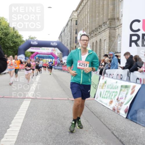 06.09.2026 - CURREX Alsterlauf Yannick Fuchs http://msf.ph/oto/10219137 06.09.2026 10:11:23 Ziel 2014, 2352, 2979, 2980, 4251, 4442, 4517, 4612, 4782, 4783, 5532, 5647, 6100, 6103, 6393, 6465 meine-sportfotos.de