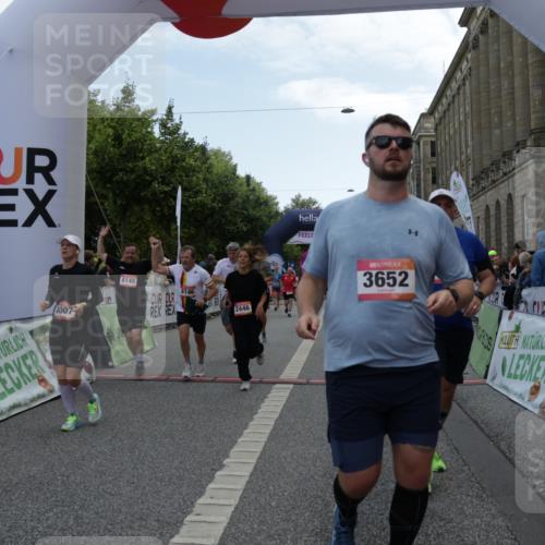 06.09.2026 - CURREX Alsterlauf Yannick Fuchs http://msf.ph/oto/10220723 06.09.2026 10:11:31 Ziel 2014, 2352, 2446, 3284, 3285, 3360, 3652, 3922, 4442, 4517, 5226, 5279, 5647, 5922, 5923, 6491, 8004, 8007, 8145, 8146 meine-sportfotos.de