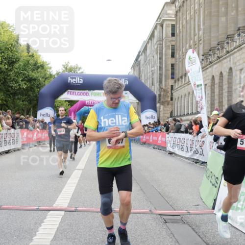 06.09.2026 - CURREX Alsterlauf Yannick Fuchs http://msf.ph/oto/10223025 06.09.2026 10:11:53 Ziel 2110, 2192, 2701, 3662, 3663, 4276, 4653, 5197, 5292, 6467, 8165, 8166 meine-sportfotos.de