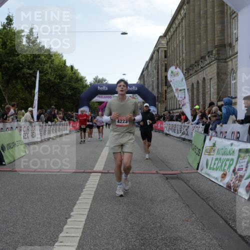 06.09.2026 - CURREX Alsterlauf Yannick Fuchs http://msf.ph/oto/10223067 06.09.2026 10:12:03 Ziel 3128, 3198, 3557, 3761, 3776, 3777, 4215, 4216, 4223, 4787, 4790, 4946, 4957, 4958 meine-sportfotos.de