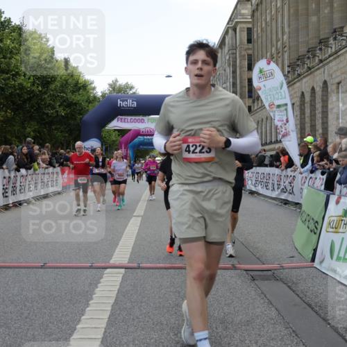 06.09.2026 - CURREX Alsterlauf Yannick Fuchs http://msf.ph/oto/10223071 06.09.2026 10:12:03 Ziel 3128, 3198, 3557, 3761, 3776, 3777, 4215, 4216, 4223, 4787, 4790, 4946, 4957, 4958 meine-sportfotos.de