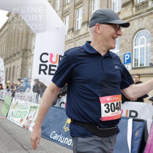 06.09.2026 - CURREX Alsterlauf Yannick Fuchs http://msf.ph/oto/10224993 06.09.2026 10:12:24 Ziel 3048, 3111, 3112, 3173, 4063, 4810, 4831, 4948, 5203, 5220, 5573, 5883, 5889, 6266 meine-sportfotos.de