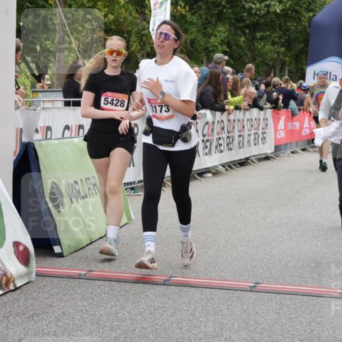 06.09.2026 - CURREX Alsterlauf Yannick Fuchs http://msf.ph/oto/10225008 06.09.2026 10:12:28 Ziel 2132, 3048, 3112, 3173, 3244, 3245, 4421, 4810, 4948, 5185, 5203, 5220, 5285, 5573, 5889, 6266 meine-sportfotos.de