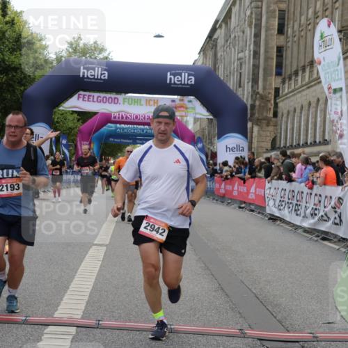 06.09.2026 - CURREX Alsterlauf Yannick Fuchs http://msf.ph/oto/10225095 06.09.2026 10:12:49 Ziel 2193, 2219, 2678, 2942, 3139, 4482, 4825, 5009, 5010, 5369, 5809, 8091 meine-sportfotos.de