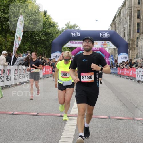 06.09.2026 - CURREX Alsterlauf Yannick Fuchs http://msf.ph/oto/10225143 06.09.2026 10:13:00 Ziel 2285, 2493, 2588, 2595, 2678, 2725, 3901, 5009, 5010, 5162, 5335, 5601, 6235, 8186 meine-sportfotos.de