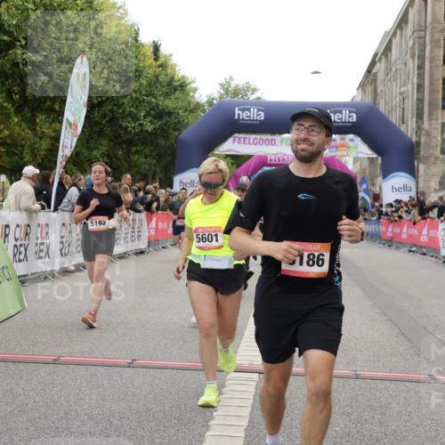 06.09.2026 - CURREX Alsterlauf Yannick Fuchs http://msf.ph/oto/10225145 06.09.2026 10:13:01 Ziel 2073, 2285, 2493, 2588, 2595, 2678, 2725, 3891, 3901, 4035, 5162, 5335, 5601, 6235, 8186 meine-sportfotos.de