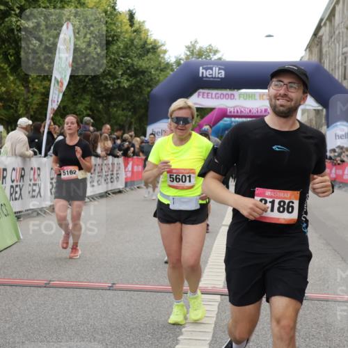 06.09.2026 - CURREX Alsterlauf Yannick Fuchs http://msf.ph/oto/10225146 06.09.2026 10:13:01 Ziel 2073, 2285, 2493, 2588, 2595, 2678, 2725, 3891, 3901, 4035, 5162, 5335, 5601, 6235, 8186 meine-sportfotos.de