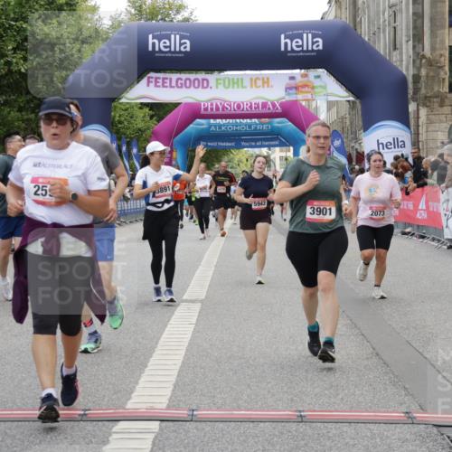06.09.2026 - CURREX Alsterlauf Yannick Fuchs http://msf.ph/oto/10225157 06.09.2026 10:13:03 Ziel 2073, 2285, 2493, 2588, 2595, 2725, 2824, 3891, 3901, 4035, 4103, 5162, 5335, 5601, 5943, 6235, 8186 meine-sportfotos.de