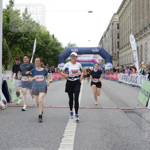 06.09.2026 - CURREX Alsterlauf Yannick Fuchs http://msf.ph/oto/10225170 06.09.2026 10:13:07 Ziel 2073, 2285, 2588, 2595, 2824, 3891, 3901, 4035, 4103, 5162, 5601, 5943, 8186 meine-sportfotos.de