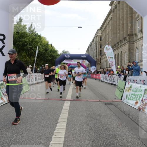 06.09.2026 - CURREX Alsterlauf Yannick Fuchs http://msf.ph/oto/10225209 06.09.2026 10:13:16 Ziel 2178, 2218, 2685, 2822, 2967, 2971, 3434, 3438, 5371, 5372, 6297, 6298, 6478, 8059, 8075, 8130, 8313 meine-sportfotos.de