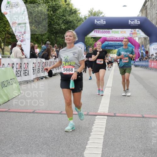 06.09.2026 - CURREX Alsterlauf Yannick Fuchs http://msf.ph/oto/10225268 06.09.2026 10:13:32 Ziel 2601, 3061, 3114, 3168, 3186, 3187, 3643, 3859, 4150, 5688, 8026 meine-sportfotos.de
