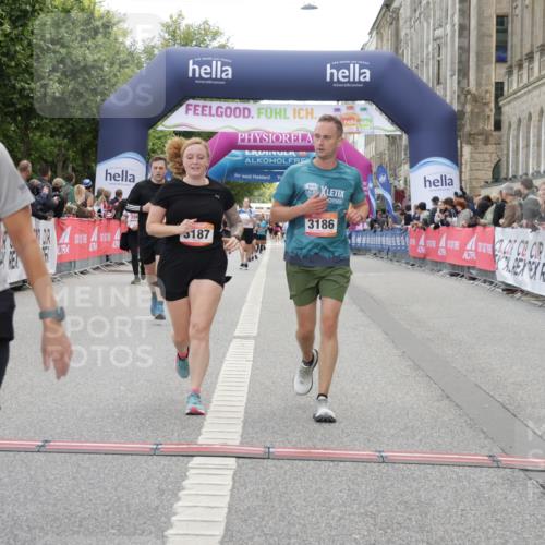 06.09.2026 - CURREX Alsterlauf Yannick Fuchs http://msf.ph/oto/10225272 06.09.2026 10:13:33 Ziel 2601, 3061, 3114, 3168, 3186, 3187, 3643, 3859, 4150, 5688, 8026 meine-sportfotos.de