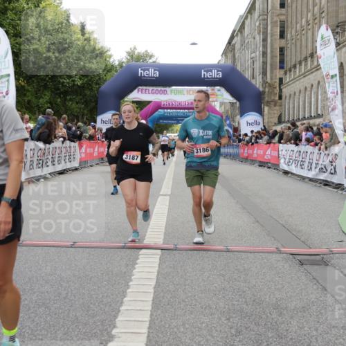 06.09.2026 - CURREX Alsterlauf Yannick Fuchs http://msf.ph/oto/10225275 06.09.2026 10:13:33 Ziel 2601, 3061, 3114, 3168, 3186, 3187, 3643, 3859, 4150, 5688, 8026 meine-sportfotos.de