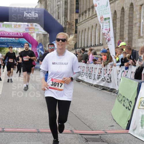 06.09.2026 - CURREX Alsterlauf Yannick Fuchs http://msf.ph/oto/10225328 06.09.2026 10:13:52 Ziel 2555, 2560, 2818, 3017, 3558, 3796, 4184, 4416, 5438, 5440, 5843, 6095, 6096, 8040 meine-sportfotos.de