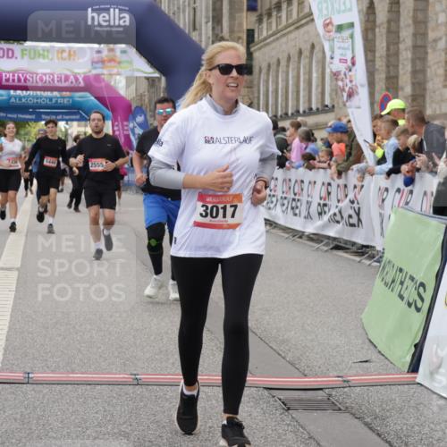 06.09.2026 - CURREX Alsterlauf Yannick Fuchs http://msf.ph/oto/10225329 06.09.2026 10:13:52 Ziel 2555, 2560, 2818, 3017, 3558, 3796, 4184, 4416, 5438, 5440, 5843, 6095, 6096, 8040 meine-sportfotos.de